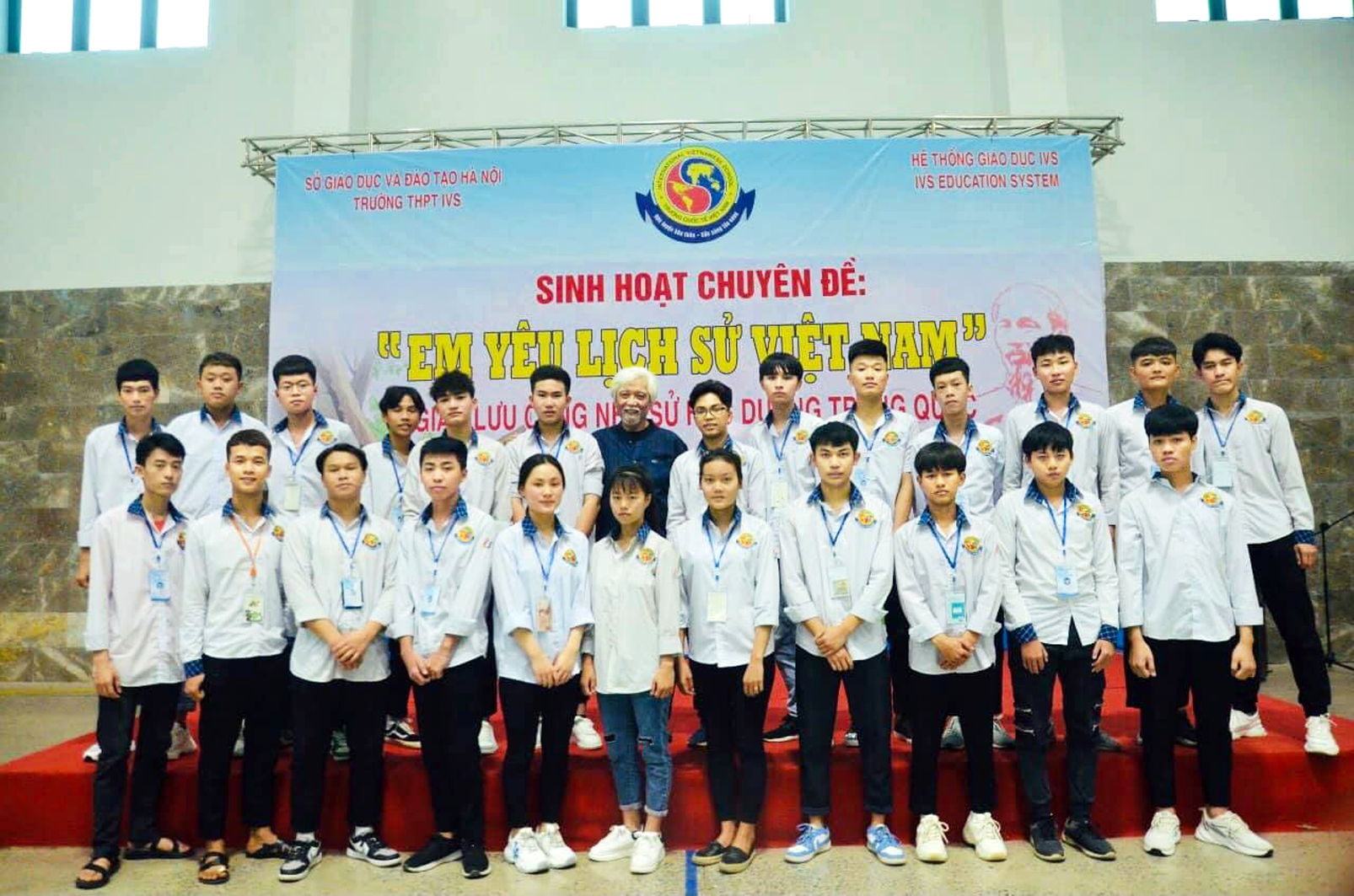 Học sinh Trường phổ th&ocirc;ng IVS (TP.H&agrave; Nội) giao lưu c&ugrave;ng nh&agrave; sử học Dương Trung Quốc trong buổi sinh hoạt chuy&ecirc;n đề &ldquo;Em y&ecirc;u lịch sử Việt Nam&rdquo; - Ảnh: Đại Minh