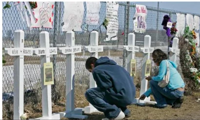 Th&aacute;ng 3/2005, nam học sinh 16 tuổi đ&atilde; giết &ocirc;ng b&agrave; củ a m&igrave;nh tại nh&agrave; ở bang Minnesota, sau đ&oacute; đến trường trung học Red Lake tiếp tục bắn chết 5 học sinh, 1 gi&aacute;o vi&ecirc;n v&agrave; 1 nh&acirc;n vi&ecirc;n bảo vệ trước khi tự s&aacute;t.