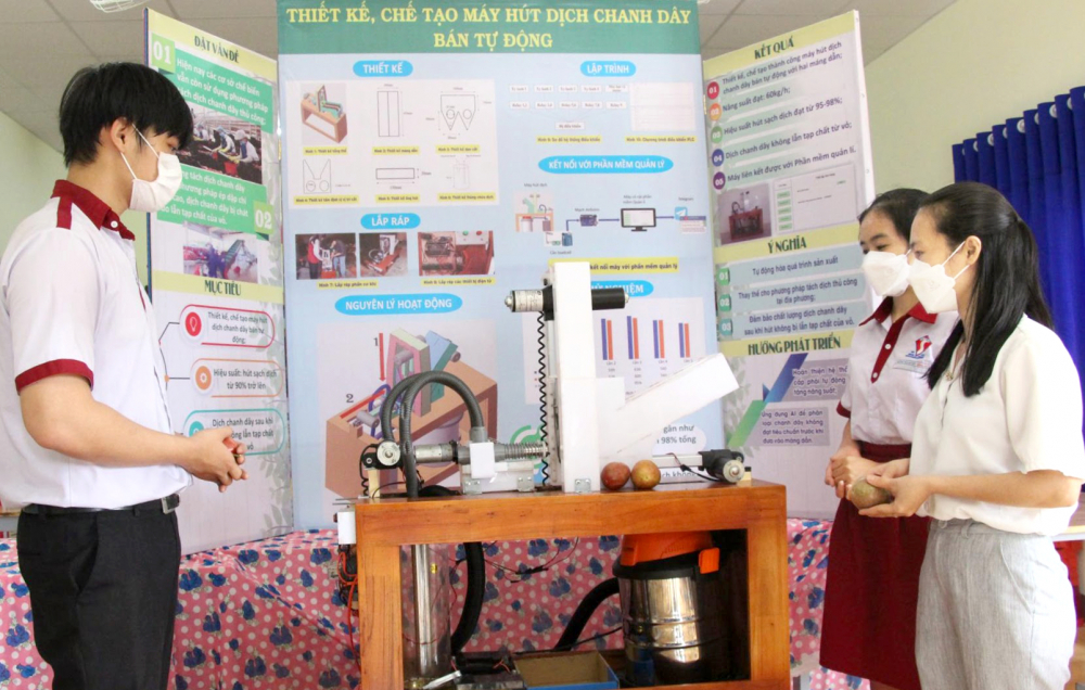 Dự &aacute;n &ldquo;Thiết kế, chế tạo m&aacute;y h&uacute;t dịch chanh d&acirc;y b&aacute;n tự động&rdquo; của hai học sinh Đắk Lắk l&agrave; một trong bảy dự &aacute;n của học sinh Việt Nam tham gia hội thi Khoa học kỹ thuật quốc tế 2022 - ẢNH: Đ&Ocirc;NG DU