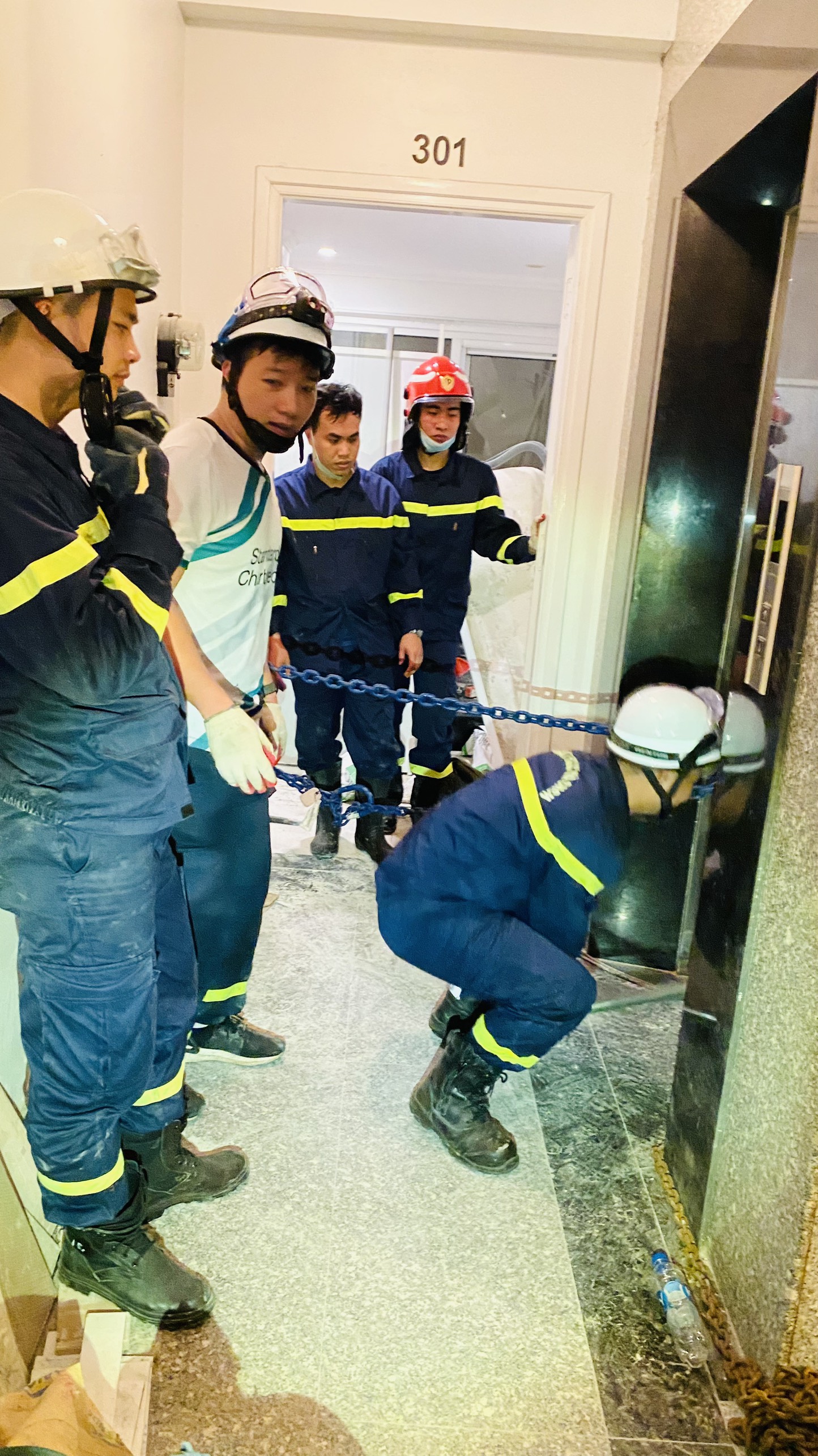 Được biết cả 2 nạn nh&acirc;n đều l&agrave; thợ sửa chữa thang m&aacute;y.