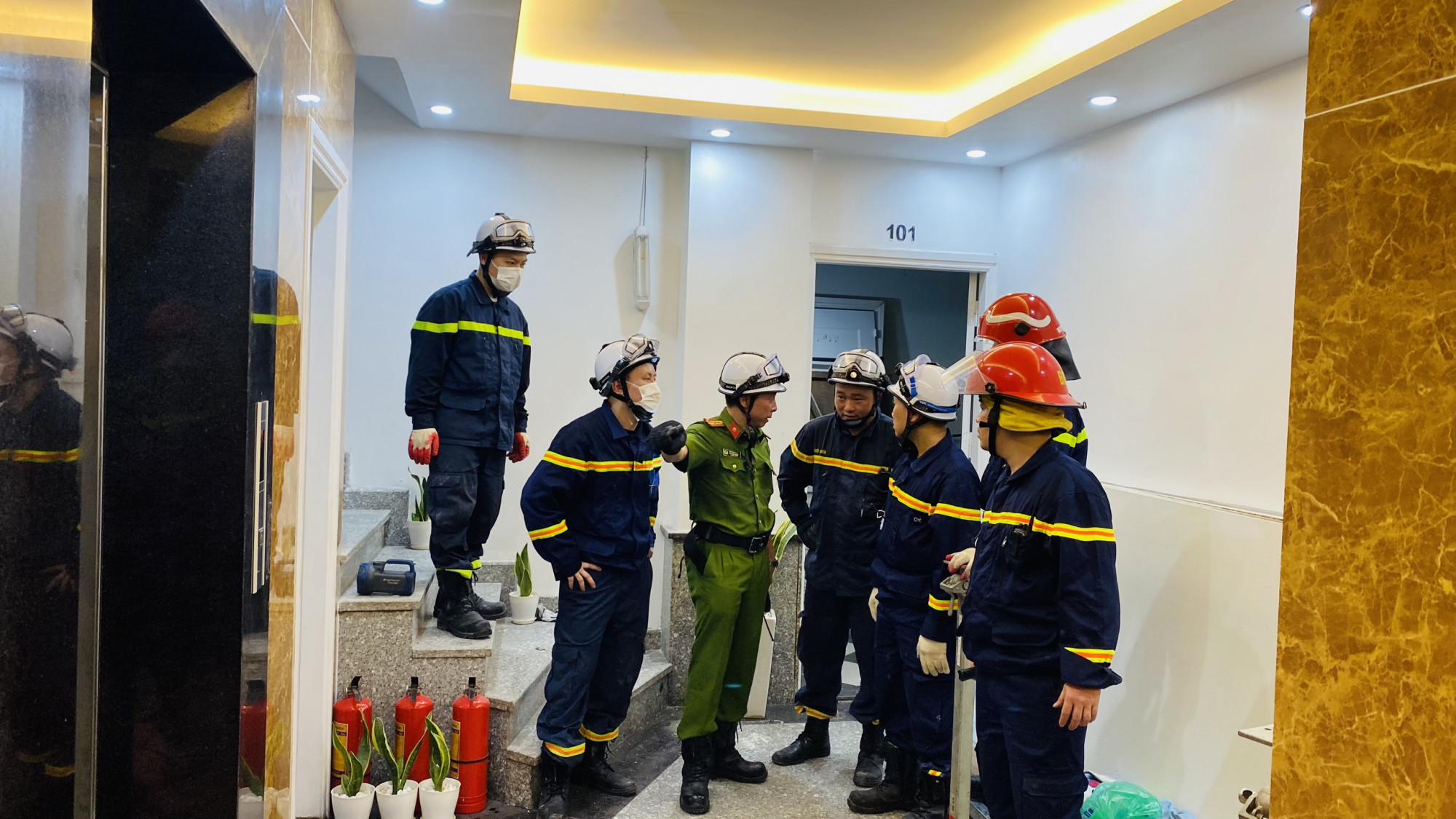 Ngay sau khi nhận được tin b&aacute;o lực lượng chắc năng đ&atilde; c&oacute; mặt tại hiện trường, triển khai phương &aacute;n để cứu hộ người gặp nạn.