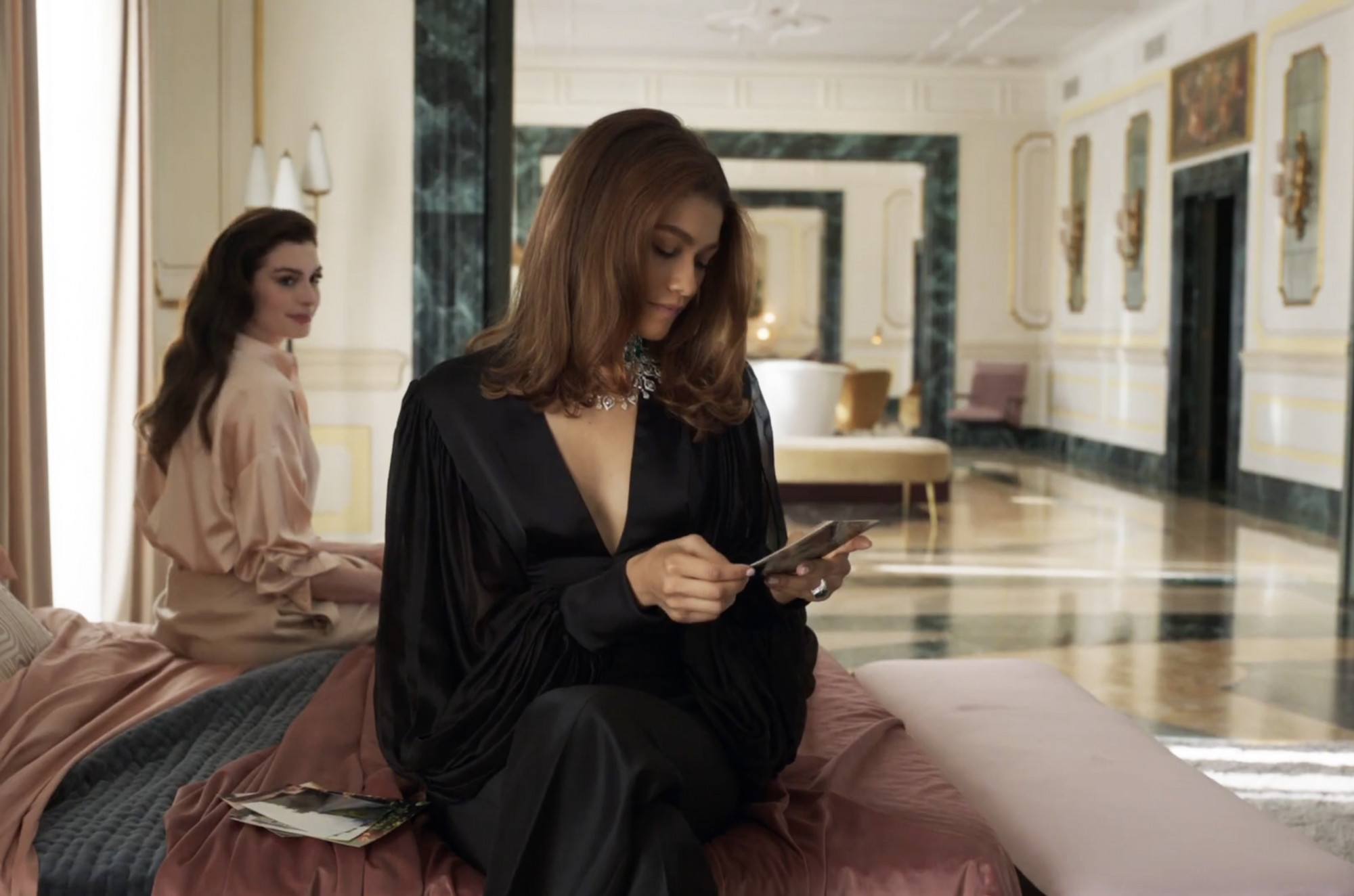 Zendaya v&agrave; Anne Hathaway l&agrave; hai ng&ocirc;i sao xuất hiện trong chiến dịch quảng c&aacute;o mới nhất của Bulgari.&nbsp;Đoạn phim được quay tại Rome, do đạo diễn Paolo Sorrentino thực hiện, mang t&ecirc;n Unexpected Wonders. Đoạn phim thể hiện h&igrave;nh ảnh hai người phụ nữ thoải m&aacute;i, vui vẻ tr&ograve; chuyện trong kh&ocirc;ng gian đậm t&iacute;nh nghệ thuật, mặc những bộ c&aacute;nh thời trang v&agrave; đeo trang sức cao cấp.&nbsp;