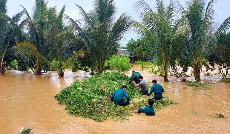C&aacute;c lực lượng tập trung khơi th&ocirc;ng d&ograve;ng chảy chống ngập cho b&agrave; con