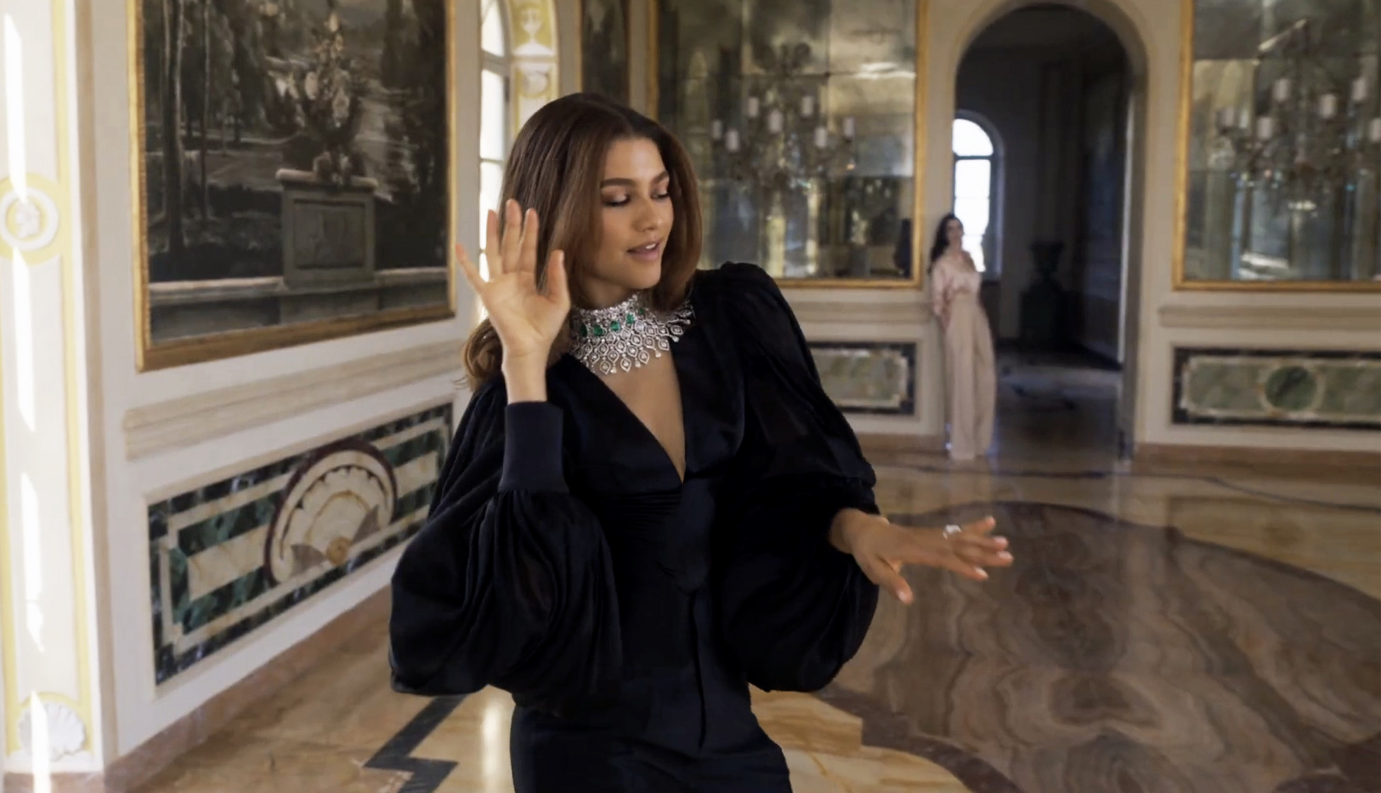 Trang phục của Zendaya đến từ NTK C&ocirc;ng Tr&iacute;. Bộ bodysuit với m&agrave;u đen, c&oacute; điểm nhấn ở đường xẻ ngực s&acirc;u. Thiết kế được phối giữa vải tơ v&agrave; lụa satin ở phần th&acirc;n tr&ecirc;n gợi tả vẻ mềm mại bay bổng, phần th&acirc;n dưới được l&agrave;m từ chất liệu faille