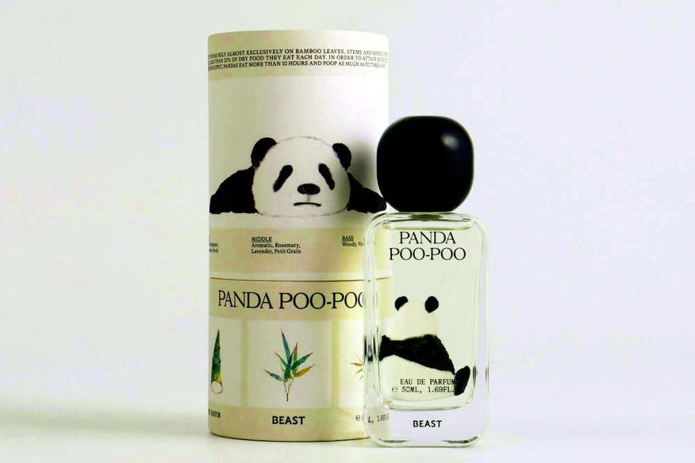 Thiết kế nước hoa Panda Poo-poo của thương hiệu gốc &Aacute; - The Beast - đậm chất &Aacute; Đ&ocirc;ng. Sản phẩm gồm c&aacute;c m&ugrave;i hương thi&ecirc;n nhi&ecirc;n thanh nhẹ như t&aacute;o xanh, l&aacute; tre v&agrave; tinh dầu cỏ hương lau - ẢNH: THE BEAST