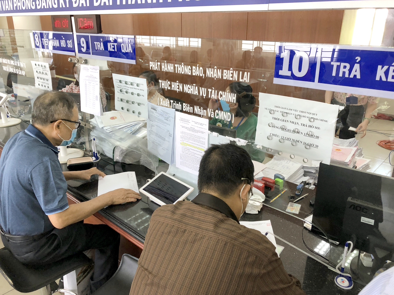 Rất nhiều hồ sơ mua b&aacute;n nh&agrave; đất bị cơ quan thuế trả lại trong thời gian qua với l&yacute; do &ldquo;gi&aacute; k&ecirc; khai t&iacute;nh thuế thấp&rdquo; (trong ảnh: Người d&acirc;n l&agrave;m thủ tục mua b&aacute;n nh&agrave; đất ở tại chi nh&aacute;nh Văn ph&ograve;ng Đăng k&yacute; đất đai TP.Thủ Đức) - ẢNH: HOA L&Agrave;I