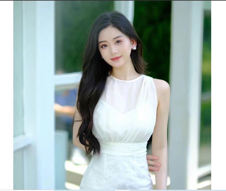 Kh&ocirc;ng chỉ sở hữu gương mặt thon gọn sắc sảo, Diệp Kha c&ograve;n đang l&agrave; chủ của thương hiệu quần &aacute;o tr&ecirc;n mạng nhận được sự ch&uacute; &yacute; của kh&aacute;n giả.