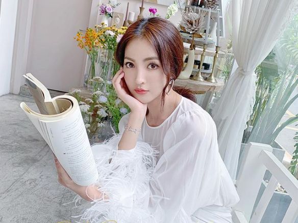 Lợi thế ngoại h&igrave;nh v&agrave; h&igrave;nh thể đẹp, đặc biệt l&agrave; v&ograve;ng 1 kh&aacute; khủng gi&uacute;p c&ocirc; dễ d&agrave;ng cuốn h&uacute;t &aacute;nh nh&igrave;n của người đối diện. Tuy hoạt động s&ocirc;i nổi tr&ecirc;n mạng nhưng c&ocirc; n&agrave;ng kh&aacute; k&iacute;n tiếng về đời tư v&agrave; hầu hết kh&ocirc;ng hề đăng tải th&ocirc;ng tin về gia đ&igrave;nh. Nhiều tin đồn cho rằng c&ocirc; n&agrave;ng đ&atilde; từng kết h&ocirc;n v&agrave; c&oacute; con.
