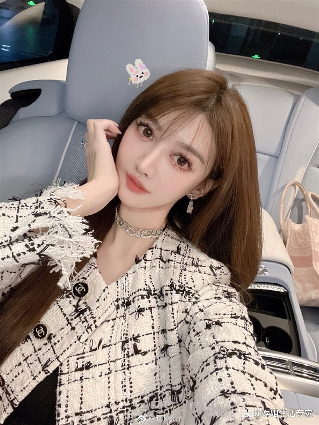 D&ugrave; vương nghi vấn t&igrave;nh cảm với Huỳnh Hiểu Minh nhưng hiện tại, trợ l&yacute; Diệp Kha khẳng định người đẹp v&acirc;n đang độc th&acirc;n v&agrave; tập trung to&agrave;n bộ thời gian v&agrave;o sự nghiệp.