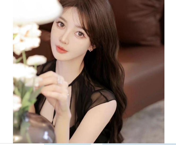 C&ocirc; n&agrave;ng y&ecirc;u th&iacute;ch lối trang điểm nhẹ, với điểm nhấn v&agrave;o phần mắt to tr&ograve;n v&agrave; sống mũi cao dọc dừa.