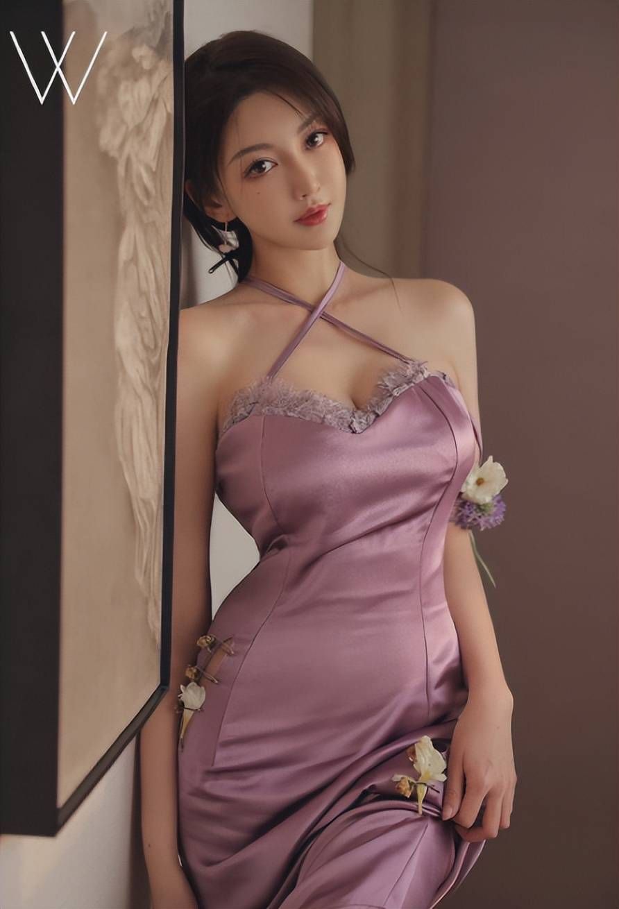 Theo truyền th&ocirc;ng xứ Trung, Diệp Kha tốt nghiệp trường đại học Th&acirc;m Quyến, l&agrave; hoa khổi nổi danh trong trường một thời. C&ocirc; từng tham gia nhiều cuộc thi tuyển chọn của đ&agrave;i truyền h&igrave;nh Hồ Nam.