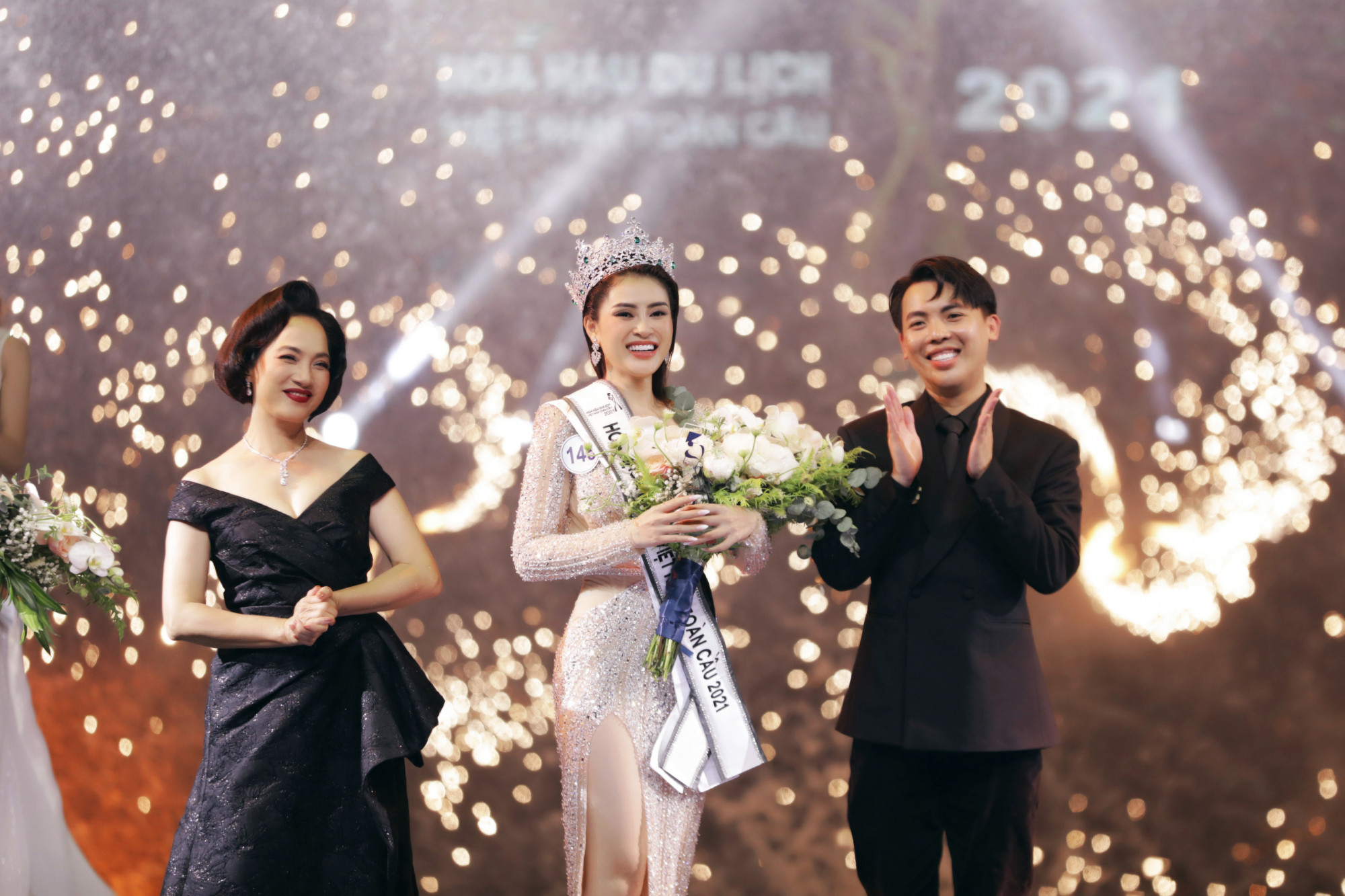 NSND L&ecirc; Khanh (trưởng ban gi&aacute;m khảo), &ocirc;ng Phạm Duy Kh&aacute;nh (trưởng BTC) v&agrave; hoa hậu L&yacute; Kim Thảo trong đ&ecirc;m chung kết diễn ra tại TP Phan Thiết, v&agrave;o ng&agrave;y 21/5