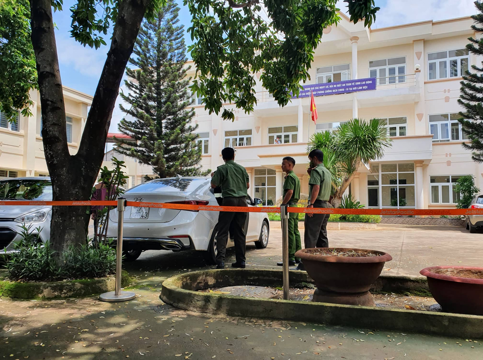 Lực lượng chức năng đang l&agrave;m việc tại CDC Đắk Lắk