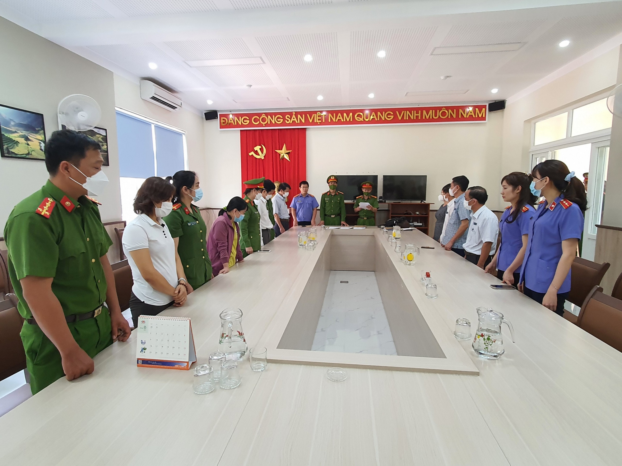 Cơ quan chức năng tống đạt c&aacute;c quyết định tố tụng