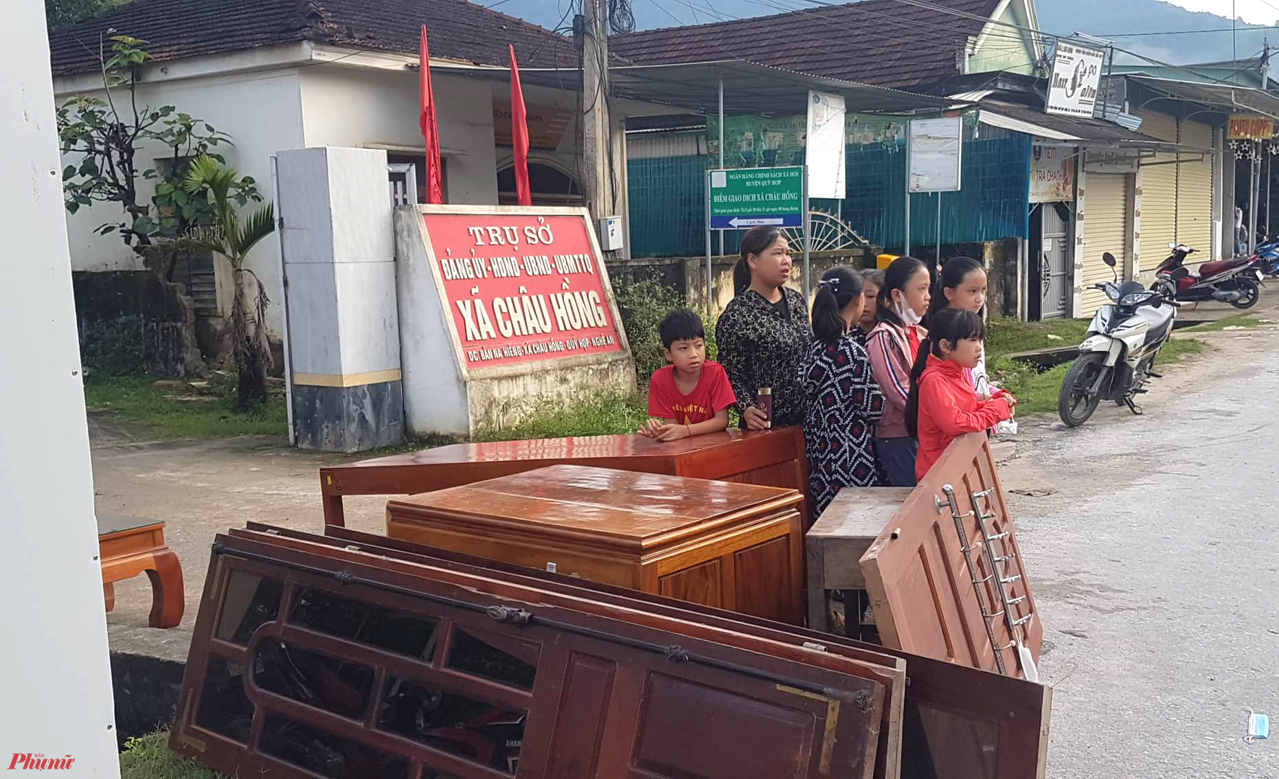 Người d&acirc;n hỗ trợ gia đ&igrave;nh &ocirc;ng Tứ di dời đồ đạc