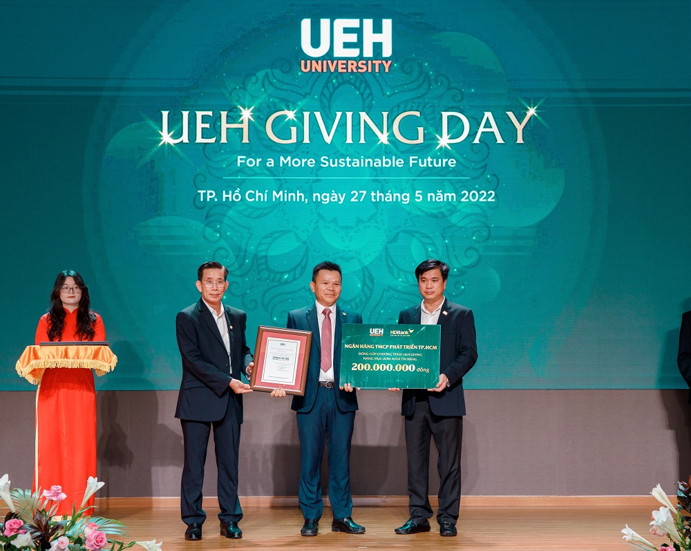 Đại diện HDBank trao tặng học bổng trị gi&aacute; 200 triệu đồng cho Trường đại học Kinh tế TPHCM - Ảnh: HDBank