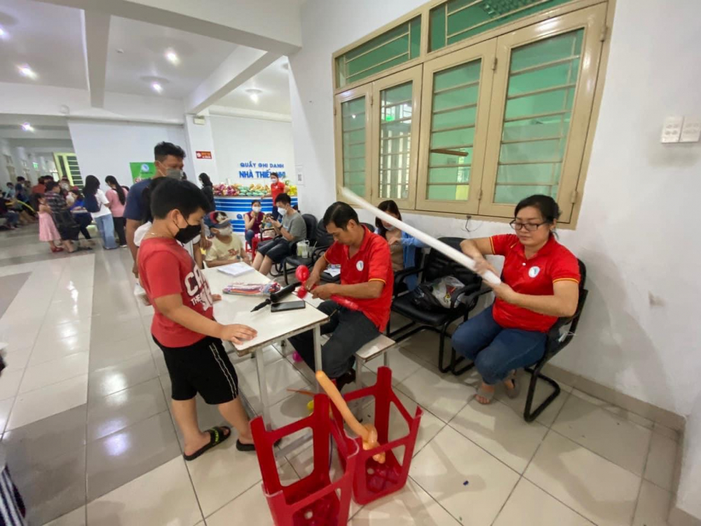 Khu vực cho c&aacute;c em nhỏ vui chơi, nhận bong b&oacute;ng tạo h&igrave;nh. 