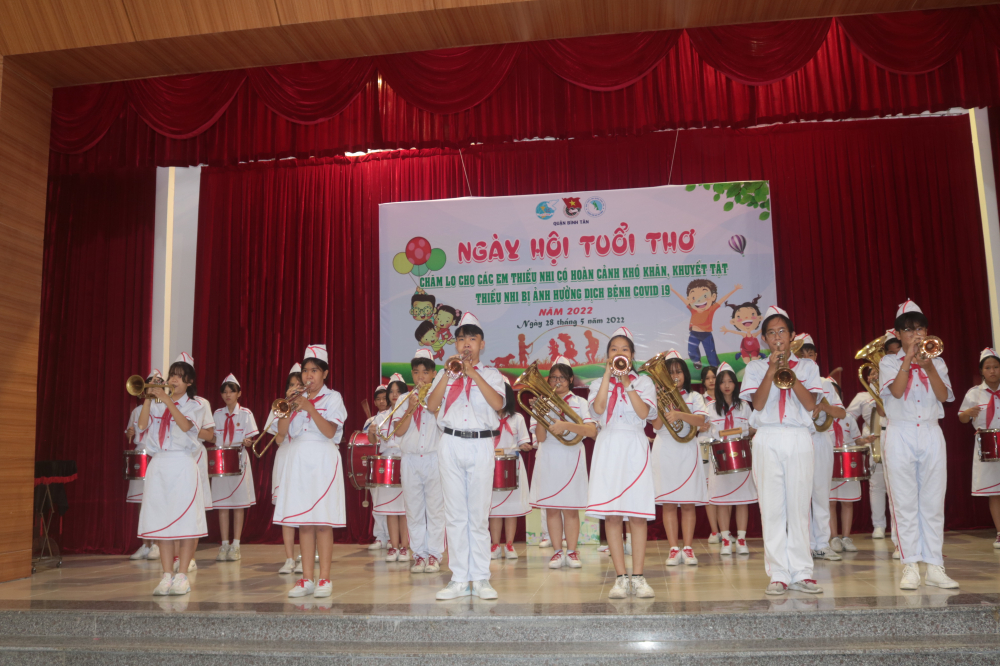 C&aacute;c em nhỏ c&ugrave;ng diễn văn nghệ. 
