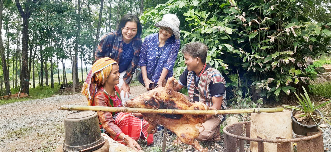 Vợ chồng chị Thị Mương cùng làm cơm lam, nướng heo đãi khách, kể chuyện làm việc Hội