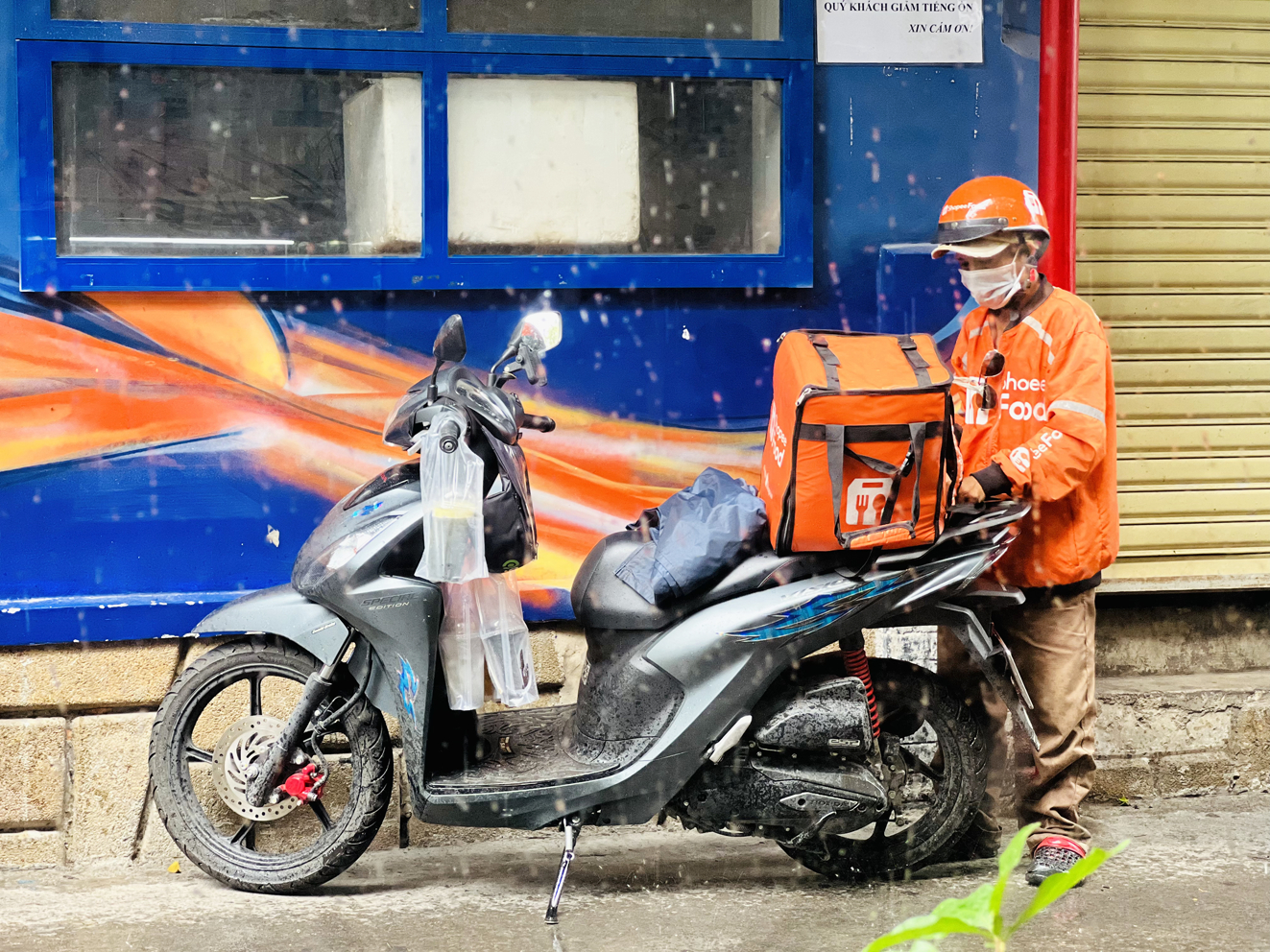 Gi&aacute; xăng qu&aacute; cao khiến thu nhập của c&aacute;c t&agrave;i xế xe &ldquo;c&ocirc;ng nghệ&rdquo; giảm mạnh,  nhiều người muốn chuyển nghề - ẢNH: Q.TH&Aacute;I