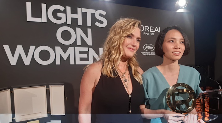 NJ74 diễn vi&ecirc;n Kate Winslet trao giải cho đạo diễn Mai Vũ 