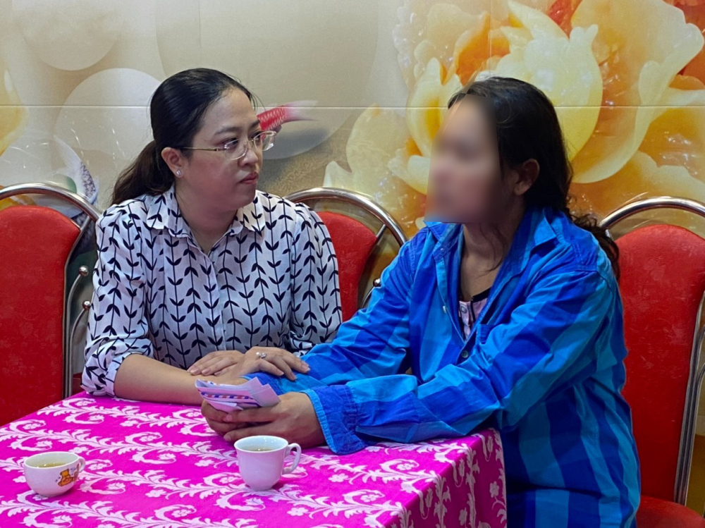 Chị V. (b&igrave;a phải) cho biết gia đ&igrave;nh t&iacute;nh chuyển về qu&ecirc; sinh sống, nhưng chưa kịp th&igrave; sự việc đau l&ograve;ng xảy ra