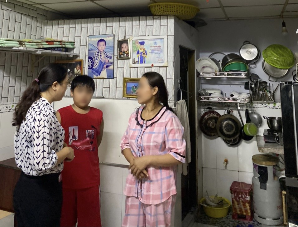 B&agrave; Huỳnh Đặng H&agrave; Tuy&ecirc;n (b&igrave;a tr&aacute;i) - Chủ tịch Hội LHPN quận B&igrave;nh T&acirc;n - v&ocirc; ph&ograve;ng trọ động vi&ecirc;n gia đ&igrave;nh chị V. B&eacute; T.K c&oacute; anh trai năm nay 10 tuổi