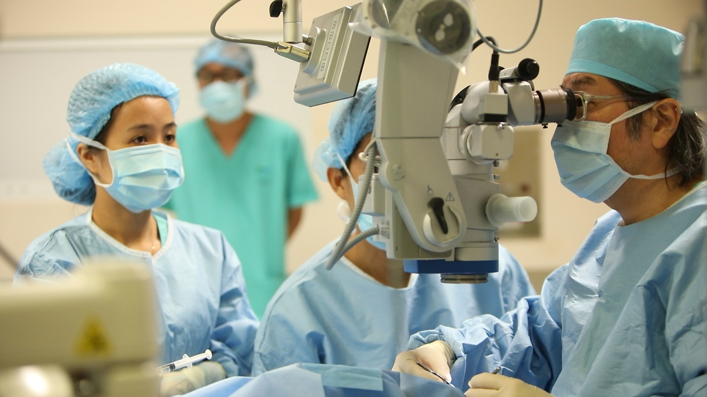 Nhiều bệnh nh&acirc;n v&agrave; người th&acirc;n đ&atilde; vỡ &ograve;a, rơi nước mắt v&igrave; đ&atilde; được phẫu thuật gi&aacute;c mạc th&agrave;nh c&ocirc;ng, kh&ocirc;i phục thị lực sau suốt một thời gian d&agrave;i chờ đợi v&igrave; b&aacute;c sĩ Donald Tan (phải) kh&ocirc;ng thể sang Việt Nam do COVID-19. Ảnh: FV