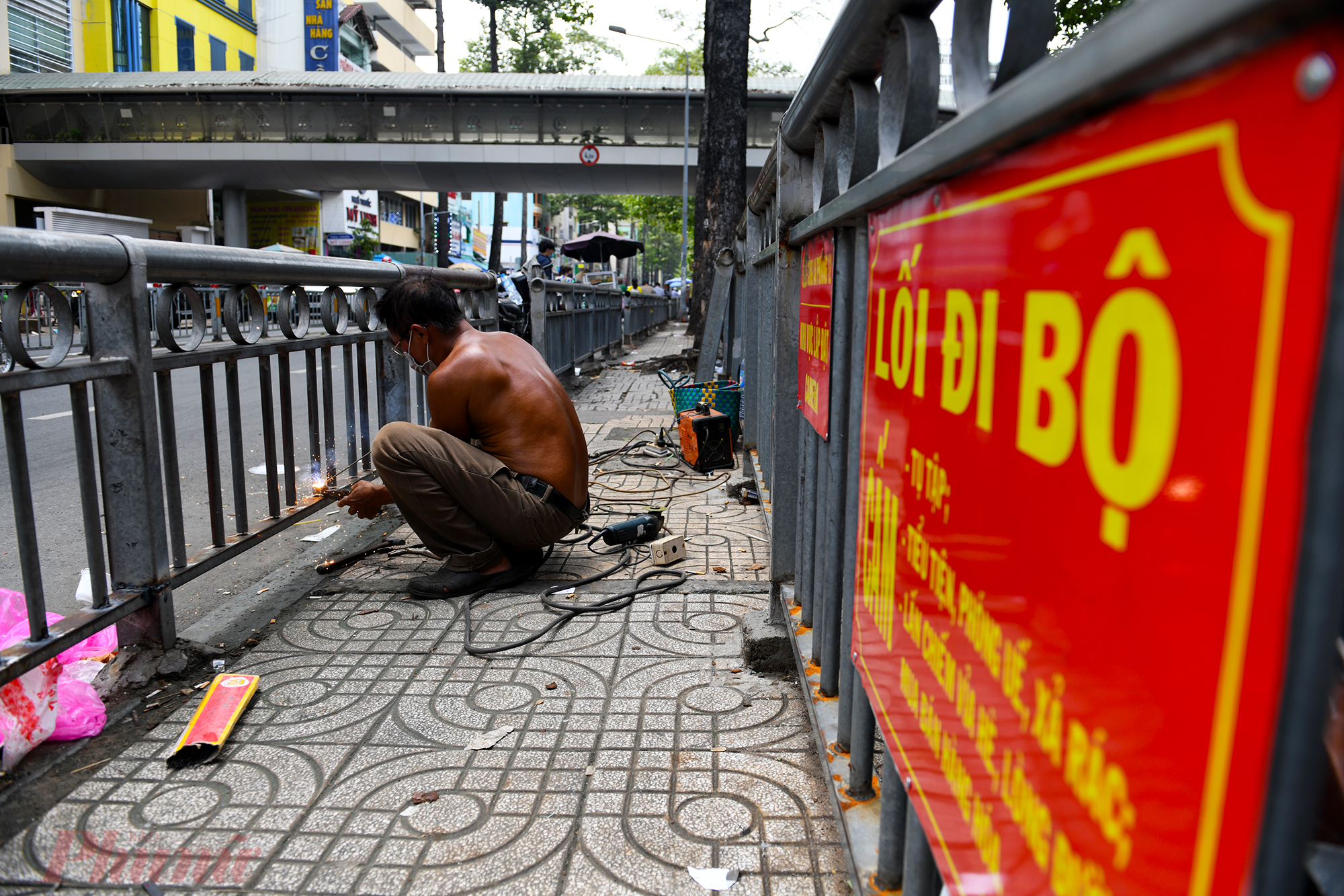 B&ecirc;n cạnh đ&oacute;, một số nơi đ&atilde; bắt đầu th&aacute;o dỡ lan can để trả mặt bằng cho người đi bộ.