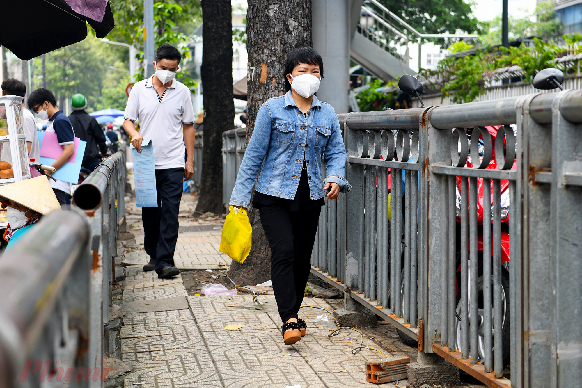 Vỉa h&egrave; trước bệnh viện Chợ Rẫy trở n&ecirc;n th&ocirc;ng tho&aacute;ng hơn, người đi bộ thuận tiện đi lại. Trước đ&oacute;, ng&agrave;y 17/5, Sở GTVT TPHCM đ&atilde; y&ecirc;u cầu c&aacute;c đơn vị li&ecirc;n quan xử l&yacute; t&igrave;nh trạng chiếm dụng vỉa h&egrave;, l&ograve;ng đường để kinh doanh, dừng xe đỗ xe sai quy định, g&acirc;y cản trở giao th&ocirc;ng tr&ecirc;n c&aacute;c tuyến đường ở th&agrave;nh phố.