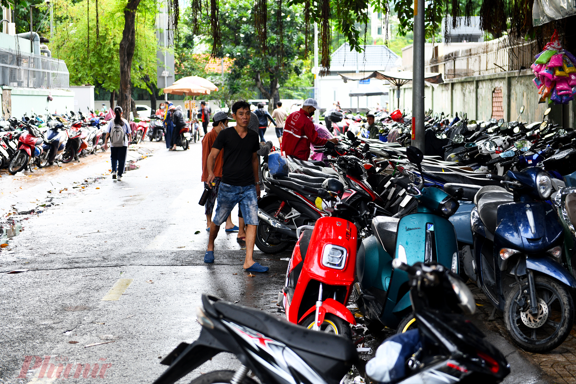 Tr&ecirc;n đường Đặng Th&aacute;i Th&acirc;n (b&ecirc;n h&ocirc;ng bệnh viện Đại học Y Dược), nhiều người tự &yacute; mở c&aacute;c b&atilde;i giữ xe lấn chiếm vỉa h&egrave;, tr&agrave;n xuống cho&aacute;n hết nửa l&agrave;n đường. 