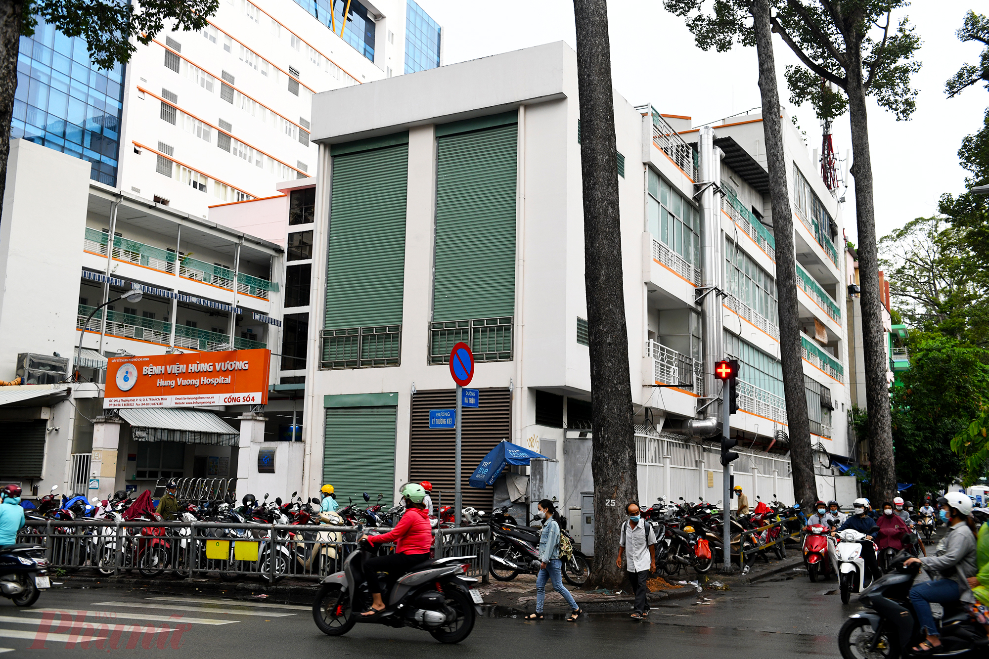 Mặc d&ugrave; Sở GTVT TPHCM đ&atilde; gửi c&ocirc;ng văn y&ecirc;u cầu chấn chỉnh t&igrave;nh trạng nhiều vỉa h&egrave; tại c&aacute;c tuyến đường xung quanh c&aacute;c bệnh viện ở th&agrave;nh phố bị lấn chiếm. Tuy nhi&ecirc;n, một số nơi vẫn ngang nhi&ecirc;n lấn chiếm để l&agrave;m b&atilde;i đậu xe thu ph&iacute;, người bệnh v&agrave; th&acirc;n nh&acirc;n phải đi bộ tr&ecirc;n đường.