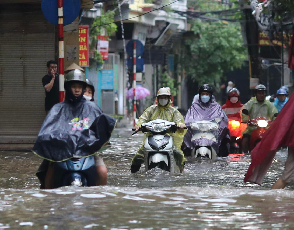 H&agrave; Nội th&agrave;nh s&ocirc;ng sau cơn mưa chiều 29/5