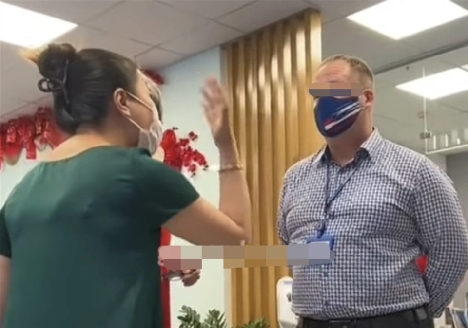 Người mẹ thừa nhận sự n&oacute;ng nảy của m&igrave;nh, nhưng chị cho biết vẫn kiểm so&aacute;t được cảm x&uacute;c (Ảnh chụp m&agrave;n h&igrave;nh từ clip do ch&iacute;nh nữ phụ huynh đặt m&aacute;y quay)