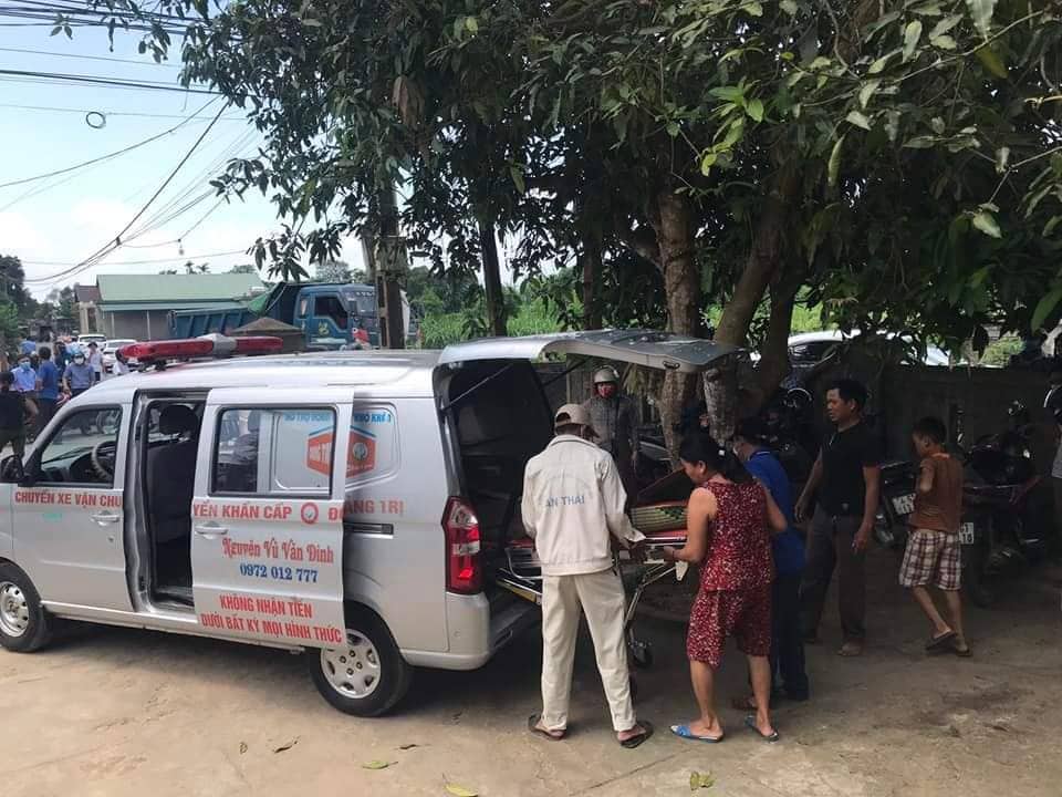 Người d&acirc;n đưa nạn nh&acirc;n bị đuối  nước đi cấp cứu. Ảnh- Văn Đinh