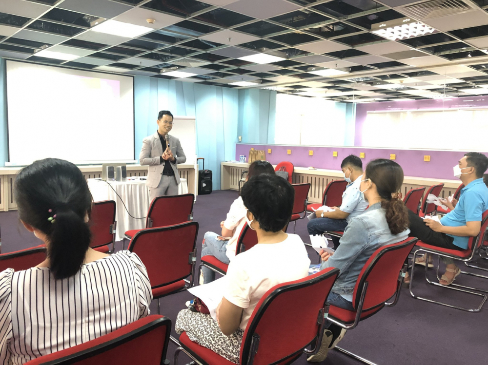 Tiến sĩ B&ugrave;i Hồng Qu&acirc;n tại hội thảo &ldquo;Về nh&agrave; học con&rdquo;