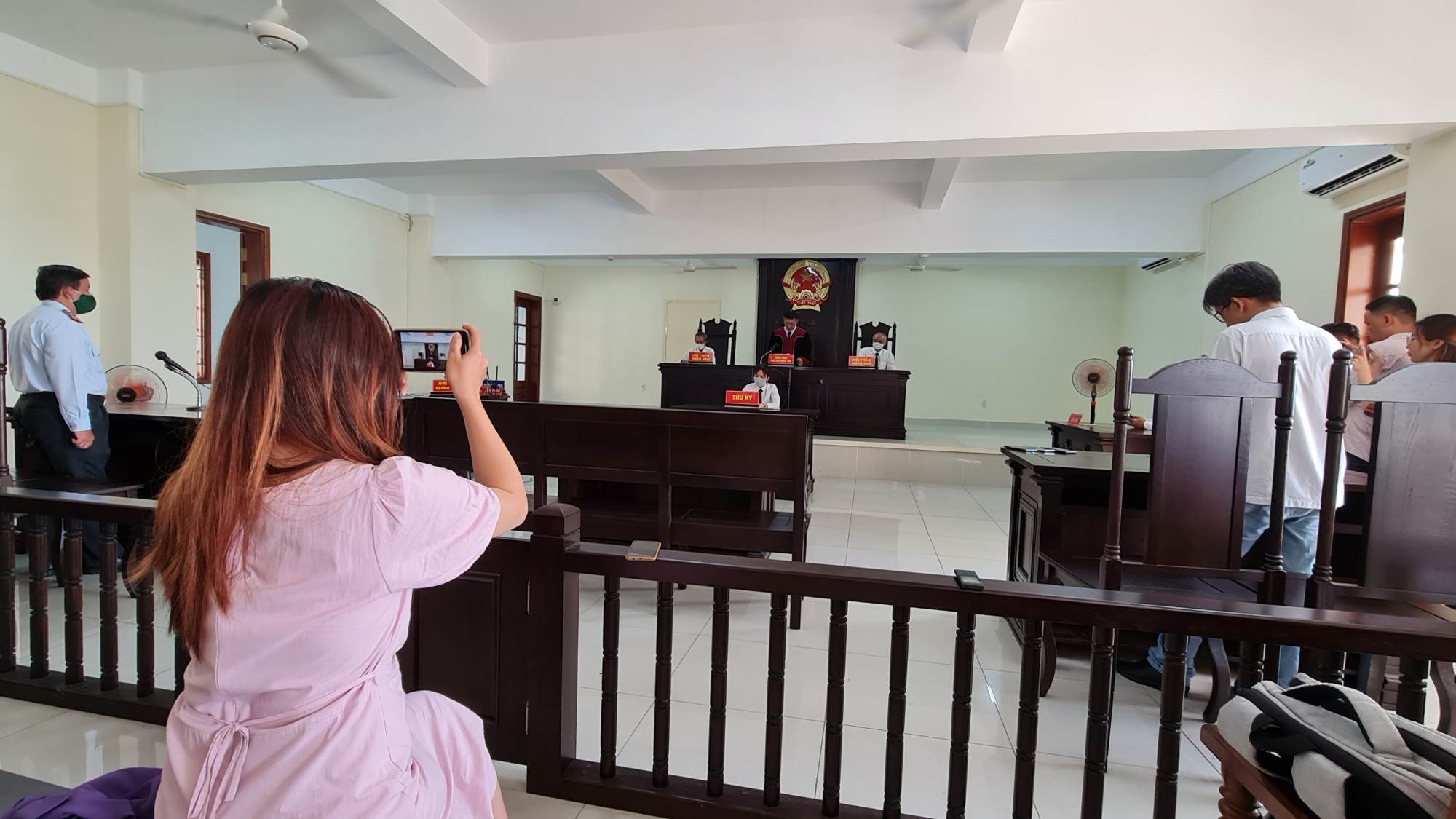 Nữ ph&oacute;ng vi&ecirc;n B&aacute;o Ph&aacute;p luật TPHCM t&aacute;c nghiệp b&aacute;o ch&iacute; tại phi&ecirc;n t&ograve;a