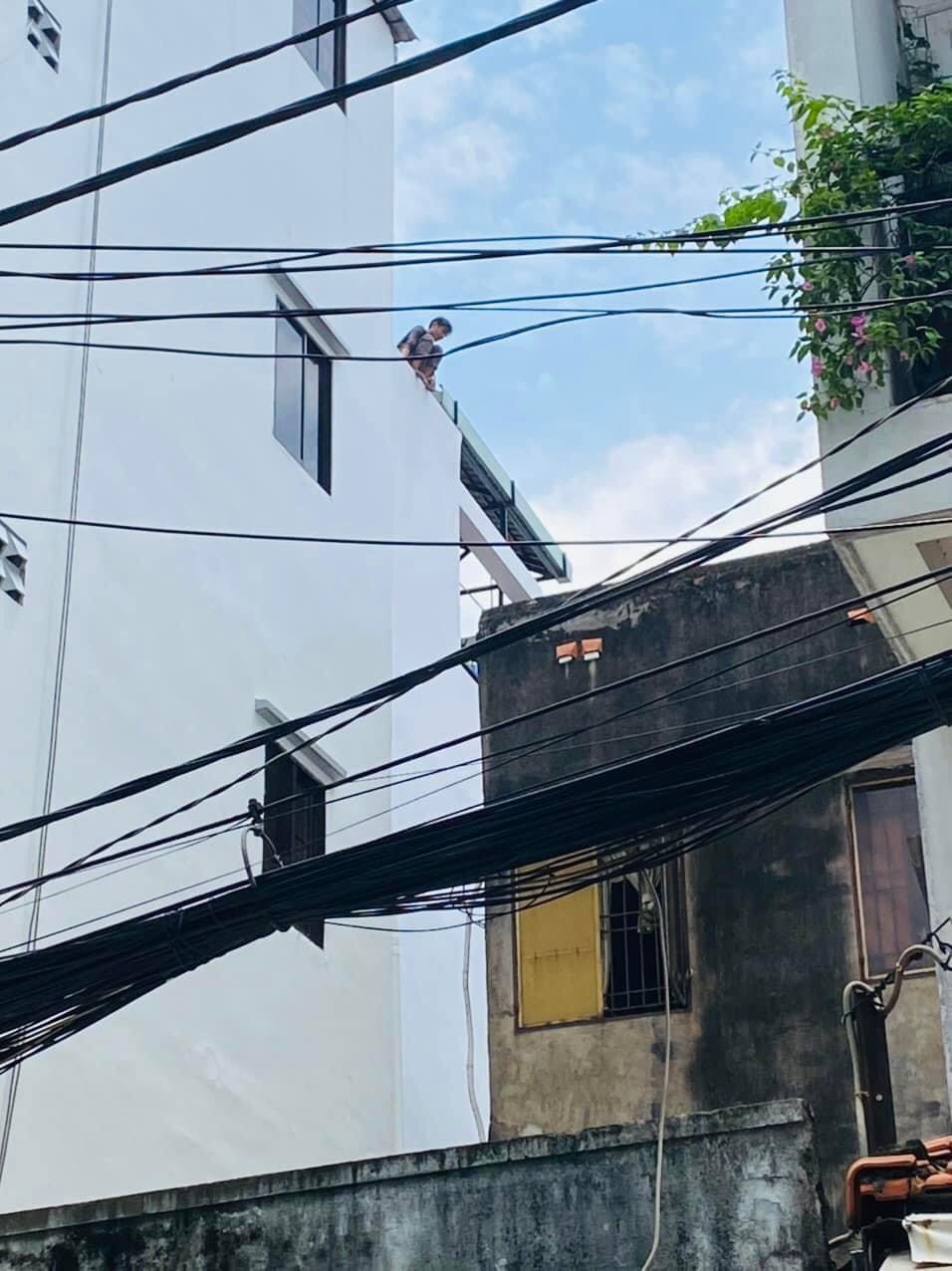 Đối tượng nghi ng&aacute;o đ&aacute;, c&oacute; &yacute; định nhảy lầu.