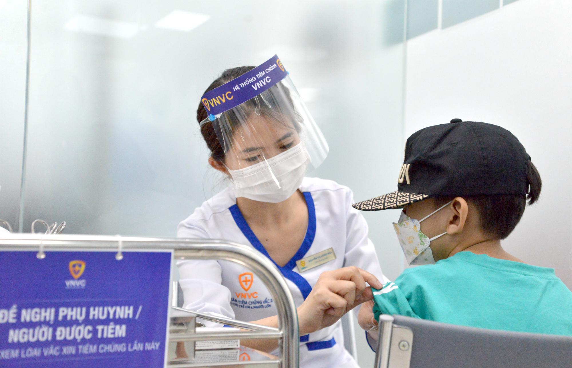 Trẻ được ti&ecirc;m vắc xin ph&ograve;ng bệnh tại Hệ thống ti&ecirc;m chủng VNVC - Ảnh: Minh Ngọc