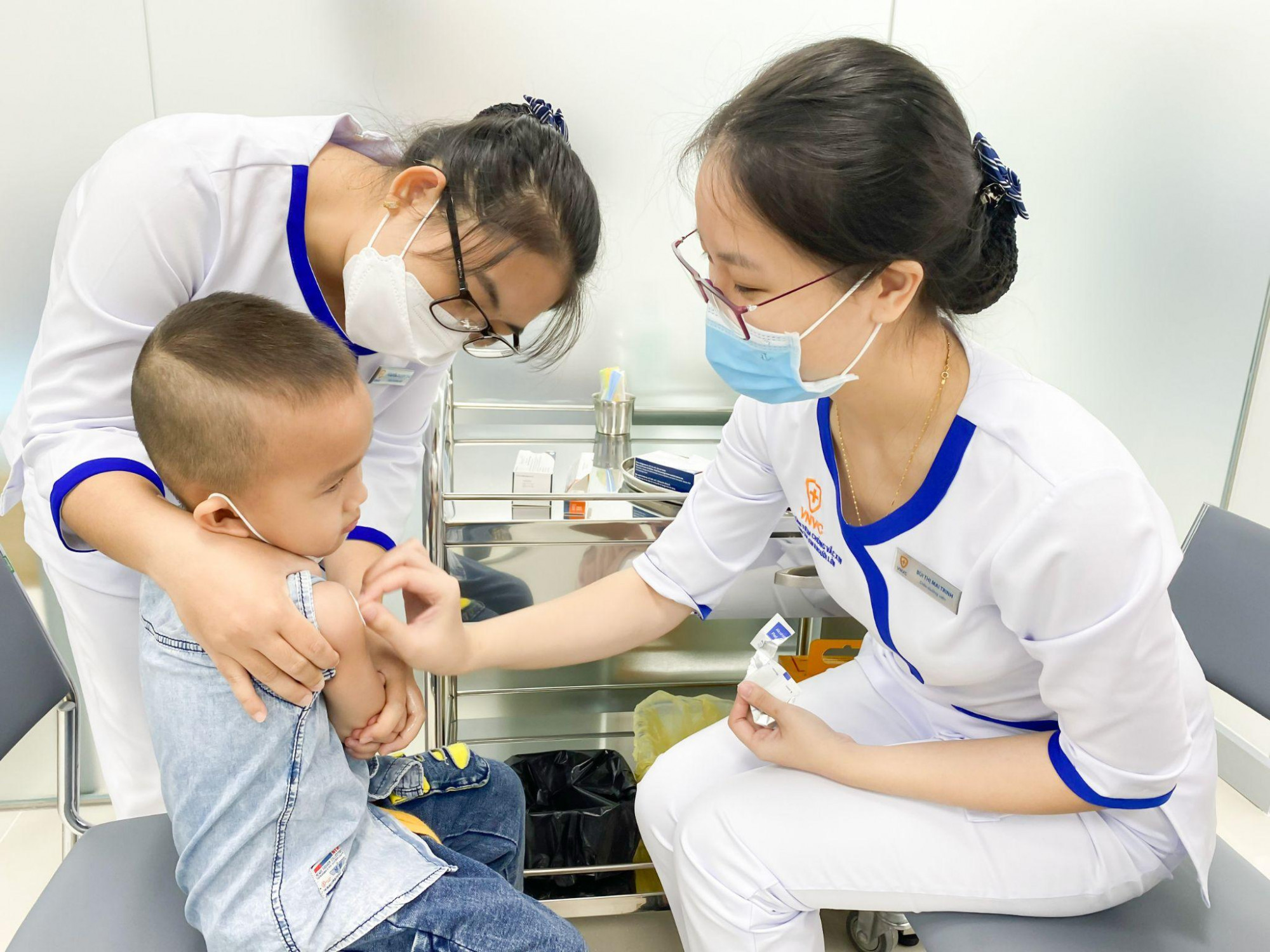 Trước nhu cầu ph&ograve;ng bệnh li&ecirc;n tục tăng cao, VNVC khẩn trương đưa v&agrave;o hoạt động VNVC Bến Lức (tỉnh Long An), gi&uacute;p người d&acirc;n địa phương tiếp cận dịch vụ ti&ecirc;m chủng vắc xin an to&agrave;n, chi ph&iacute; hợp l&yacute;, gần nh&agrave;. Ảnh: Minh Ngọc