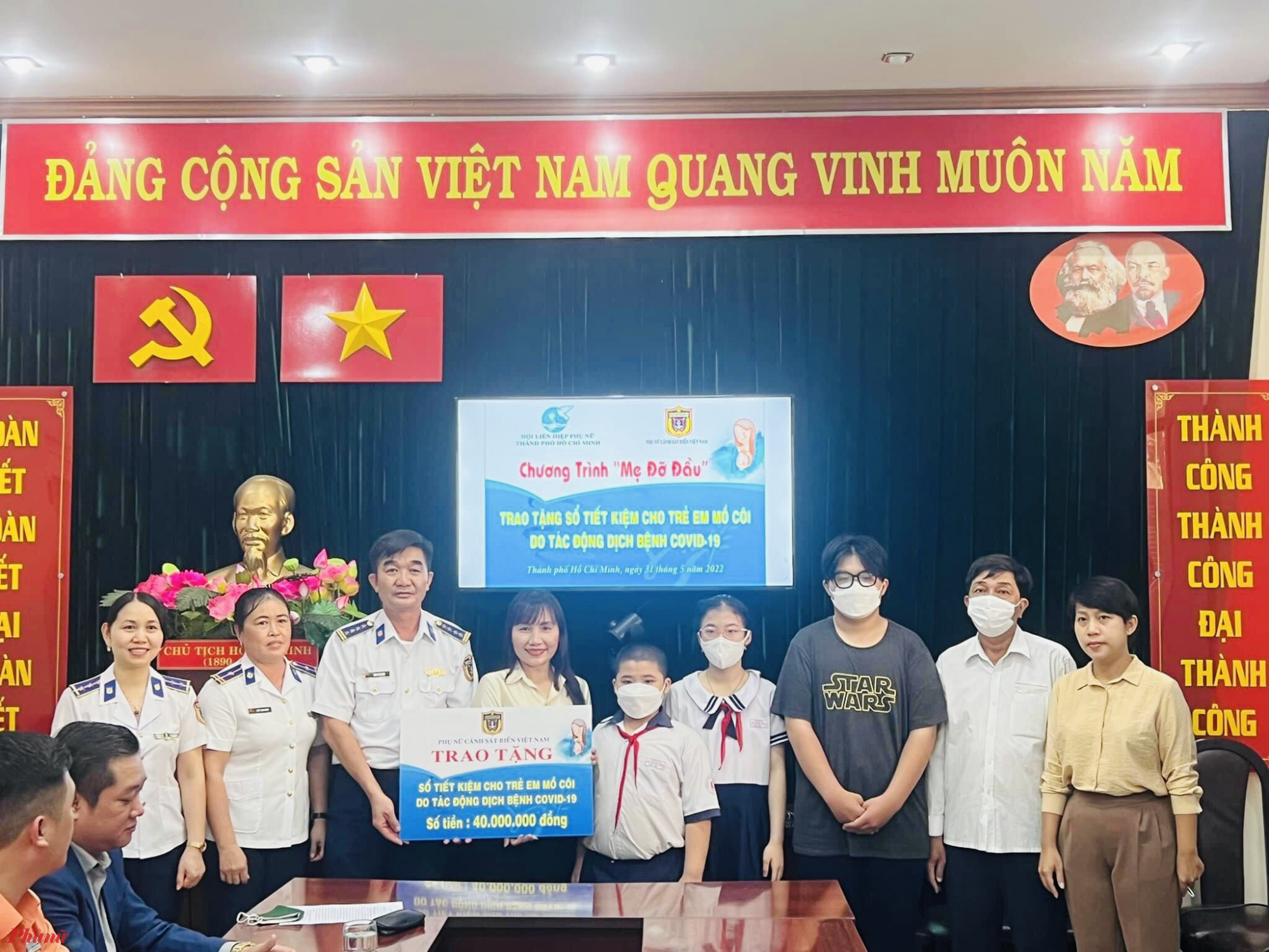 Hội LHPN TPHCM v&agrave; đơn vị t&agrave;i trợ tặng sở tiết kiệm cho trẻ em kh&oacute; khăn 