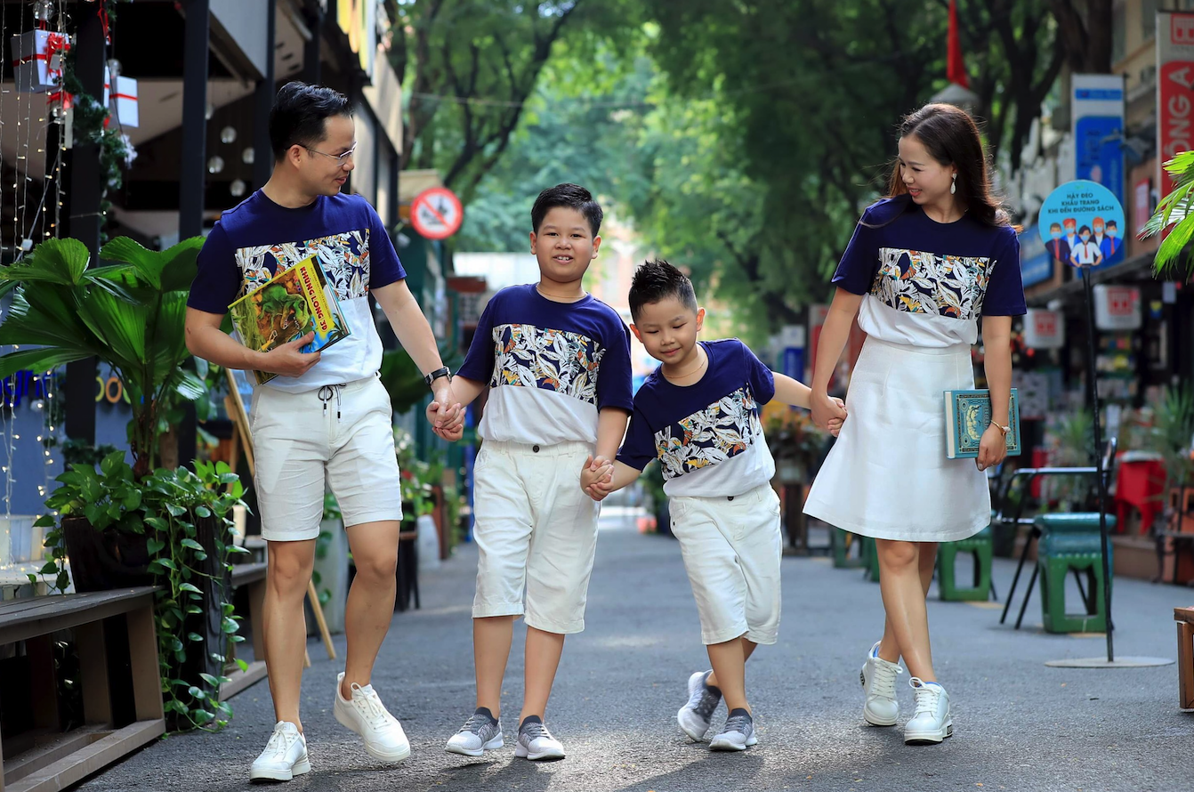 C&aacute;c b&eacute; nh&agrave; tiến sĩ B&ugrave;i Hồng Qu&acirc;n rất th&iacute;ch ra đường s&aacute;ch chơi, chọn s&aacute;ch