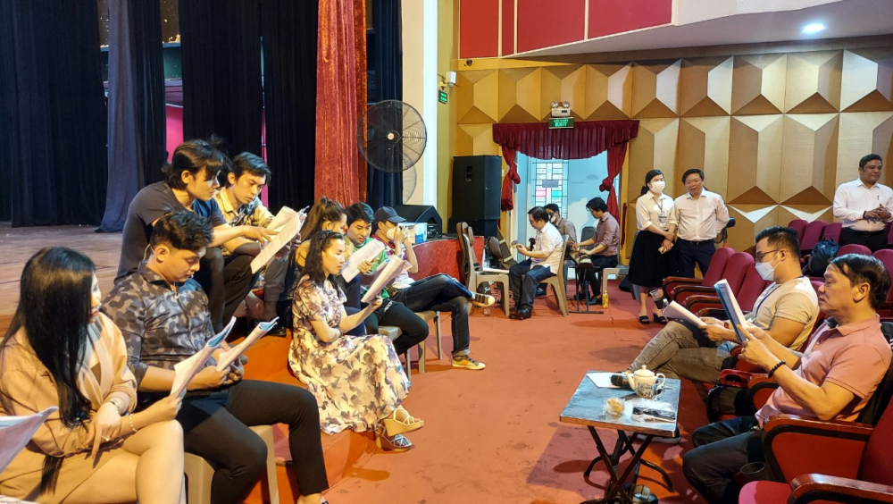 C&aacute;c nghệ sĩ trẻ của Nh&agrave; h&aacute;t Cải lương Trần Hữu Trang đang tập vở mới.