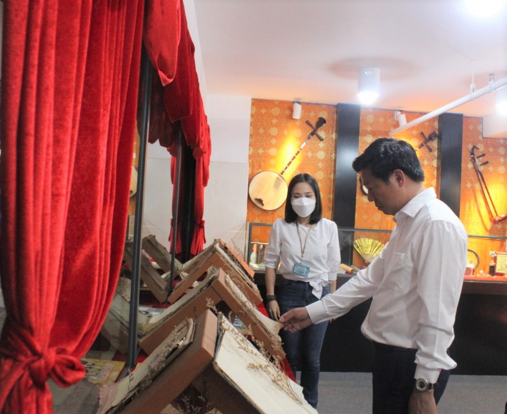Ph&oacute; trưởng Ban Tuy&ecirc;n gi&aacute;o Trung ương Trần Thanh L&acirc;m tham quan Ph&ograve;ng truyền thống Nh&agrave; h&aacute;t Cải lương Trần Hữu Trang.