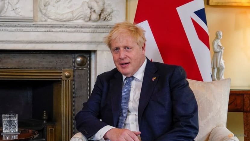Thủ tướng Boris Johnson tiếp tục tại vị sau loạt b&ecirc; bối.