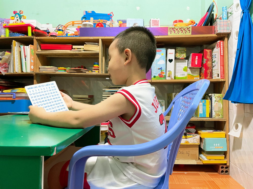Đ&atilde; n&oacute;i được, nhưng Bắp vẫn chưa muốn giao tiếp với mọi người