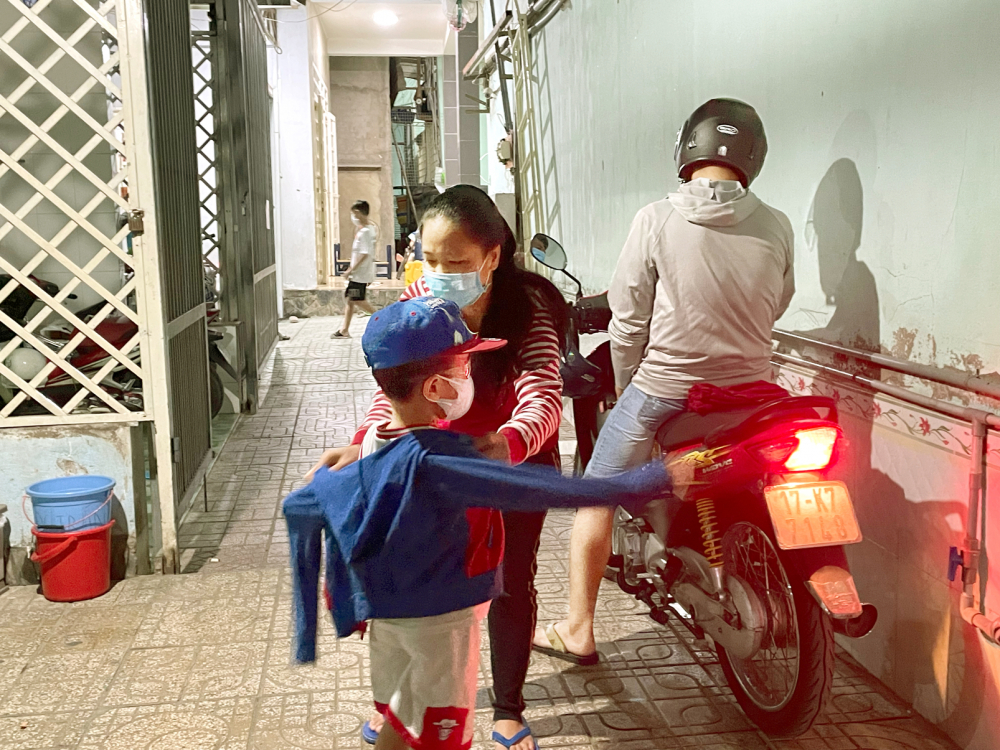 Vợ chồng chị Hiền chuẩn bị đưa Bắp đi can thiệp