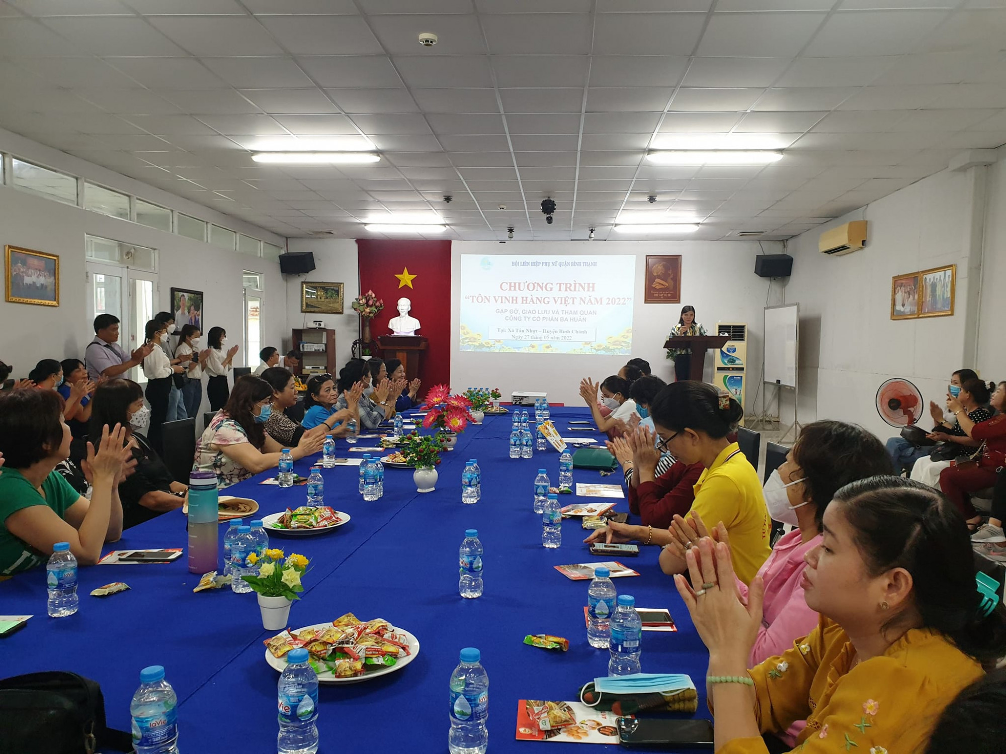 Trước đ&oacute;, Hội LHPN Q. B&igrave;nh Thạnh cũng đ&atilde; tổ chức chuyến giao lưu tại c&ocirc;ng ty Ba Hu&acirc;n cho c&aacute;c chị em c&oacute; &yacute; tưởng, mong muốn kinh doanh