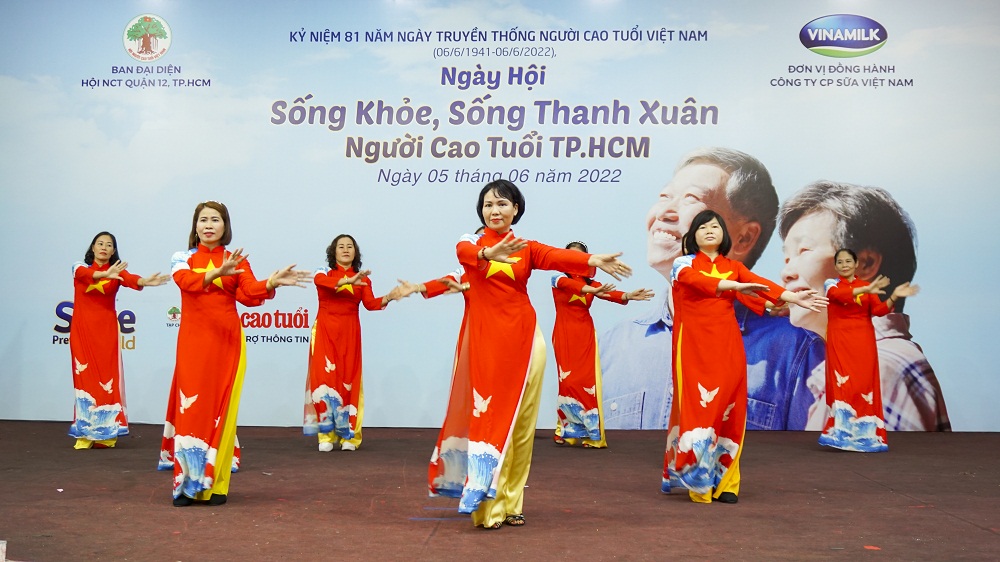 Tinh thần &ldquo;Sống khỏe, sống thanh xu&acirc;n&rdquo; được thể hiện một c&aacute;ch ấn tượng qua c&aacute;c m&agrave;n biểu diễn m&uacute;a, tiết mục dưỡng sinh của NCT H&agrave; Nội v&agrave; TPHCM - Ảnh: Vinamilk