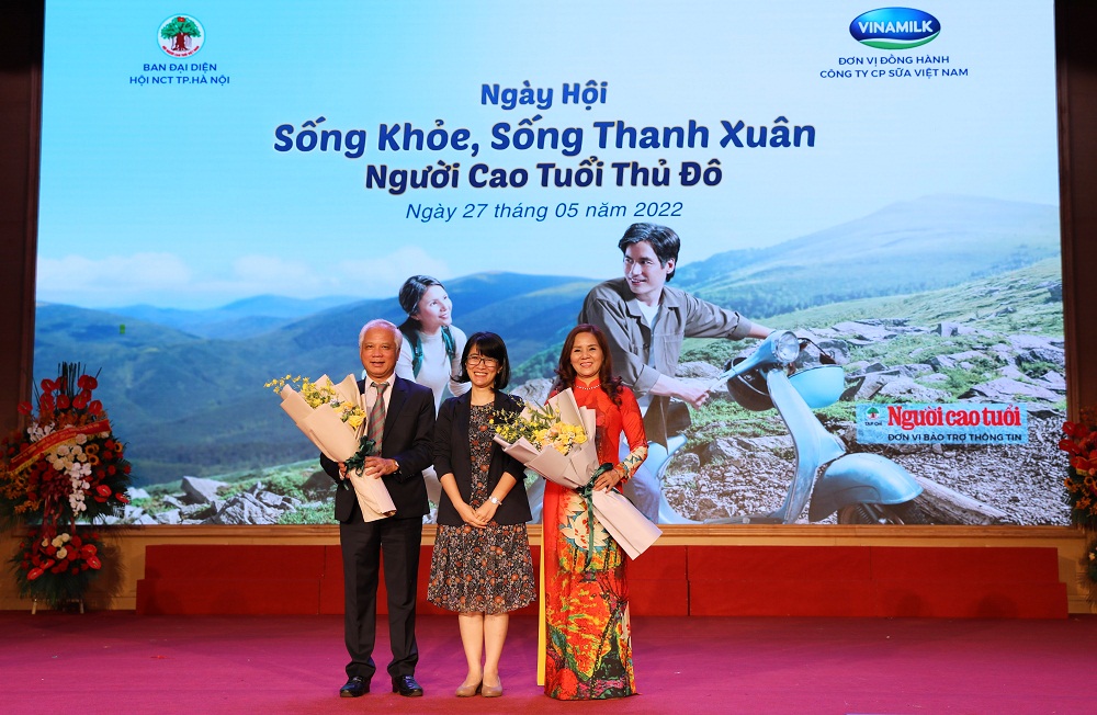 Đại diện Vinamilk tặng hoa cho đại diện NCT thủ đ&ocirc;, thể hiện sự cam kết trong việc đồng h&agrave;nh chăm s&oacute;c sức khỏe cho NCT thủ đ&ocirc; v&agrave; cả nước - Ảnh: Vinamilk